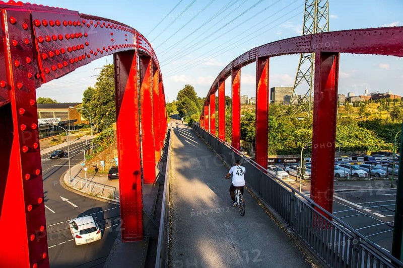 Radschnellweg 1, RS1, cycle highway, which in its final stage will run for over 100 kilometres between Hamm and Duisburg through the Ruhr region, completed section between Essen and Mülheim an der Ruhr, Kruppviertel, former railway bridge, Esse