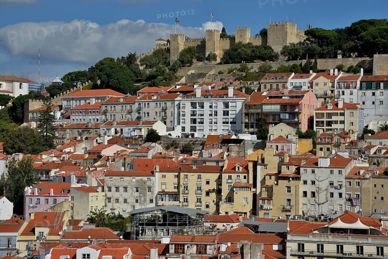 View over the historic Alfama district towards Castelo de Sao Jorge Castle, Lissabon, Portugal, Europa, Lisbon, Portugal, Europe
