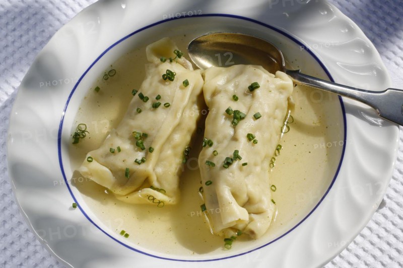 Swabian cuisine, Maultaschen in broth, chives, meat broth, noodle dough, minced meat in noodle patties, Swabian speciality, hearty home cooking, typically Swabian, traditional cuisine, soup plate, soup spoon, studio shot, food photography, Germany, Europe