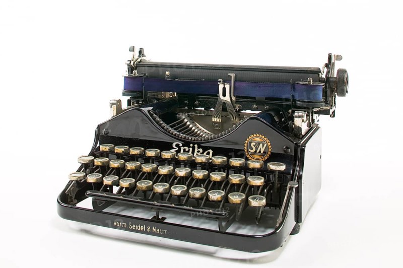 Travelling typewriter, the Dresden company Seidel & Naumann launched a folding typewriter on the market in 1910, which became established as a travel typewriter. Photo for a fee! Contact T.:01772156417