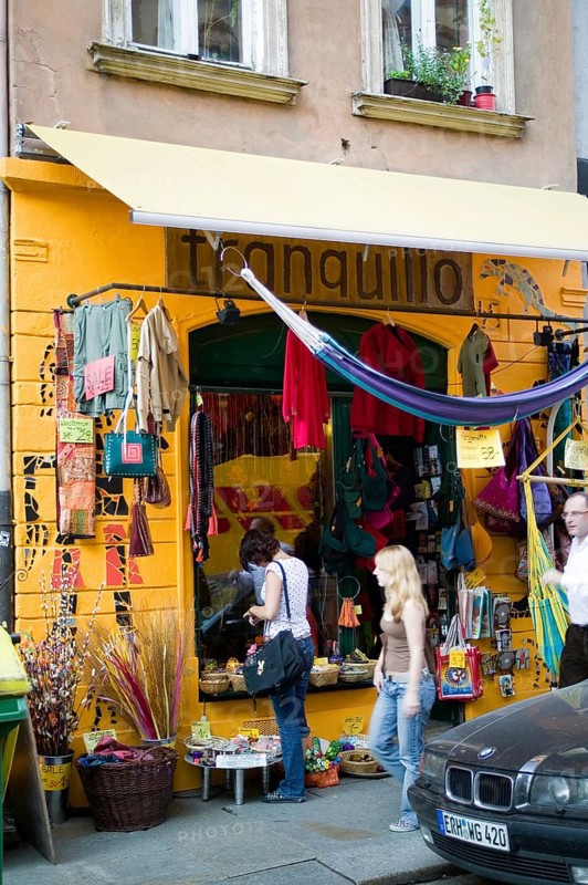 With its colourful little shops, the trendy district of Dresden Neustadt offers an original counterpart to the large shopping temples of the old town