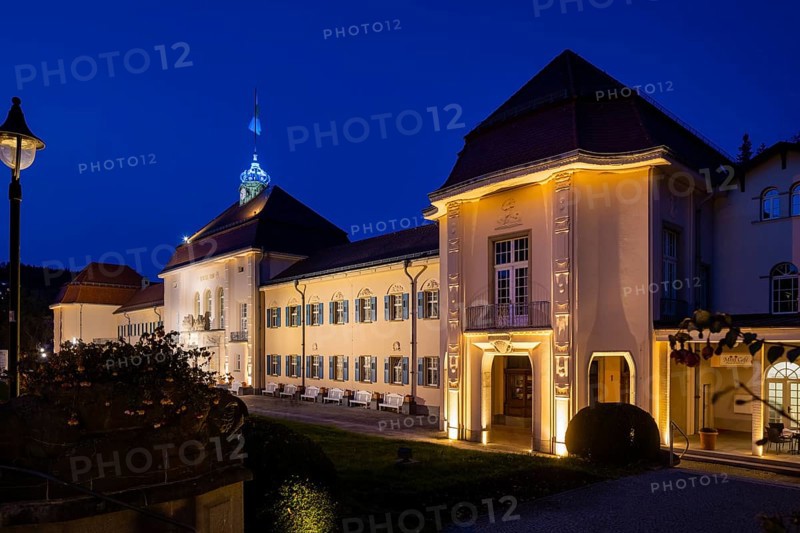 The Saxon State Spa Bad Elster has installed an impressive lighting system. A fascinating world of experience and lights in the Royal Gardens. The imposing architecture surrounded by masterful horticultural art and an illumination experience that is unique in Europe. King Albert Bath