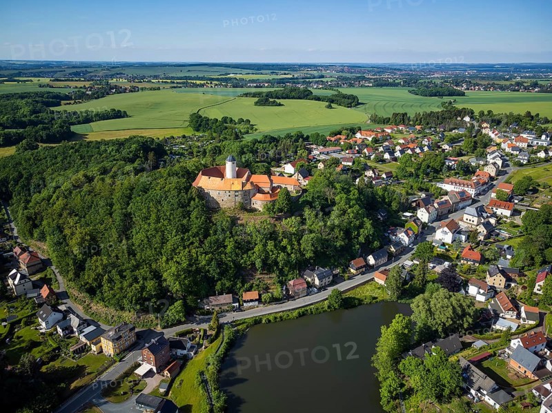 Schönfels Castle with the newly renovated keep (castle tower) . Schönfels Castle is a typical hilltop castle at 393 m above sea level in the Schönfels district of the municipality of Lichtentanne in the Saxon district of Zwickau. It was built on a spur of diabase rock in the 12th century as the centre of a medieval colonisation and feudal seat