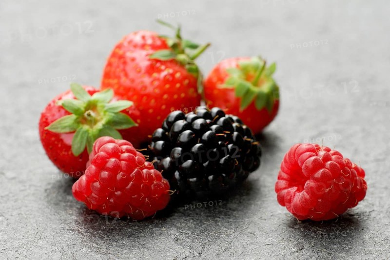 Raspberries (Rubus idaeus) strawberries, Rubus fruticosus (Rubus fruticosus) (Fragaria x ananassa)