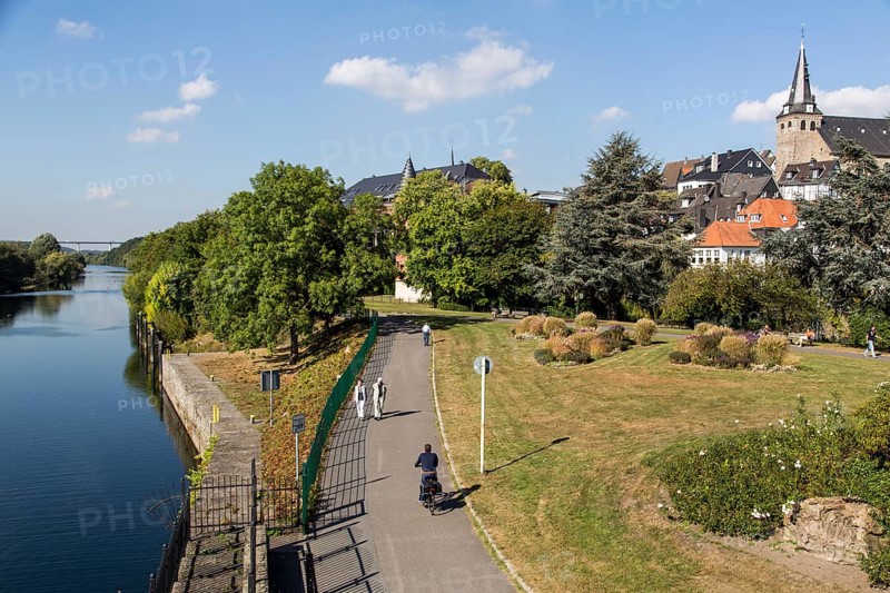 Ruhr Valley cycle path, Ruhr, cycle and pedestrian path, old town centre of Essen Kettwig, Essen, North Rhine-Westphalia, Germany, Europe