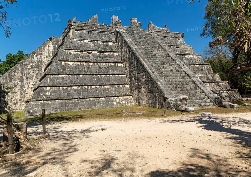 The Ossuary building, Tomb of the Great Priest, Chichen Itzá, Mayan ruins, Yucatan, Mexico, Central America