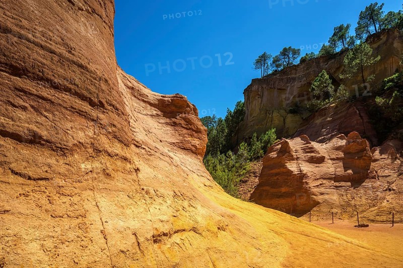 Ochre nature trail, Le Sentier des Ocres, former ochre mining area, ochre rocks, Roussillon, Luberon, Vaucluse department, Provence-Alpes-Côte dAzur, France, Europe