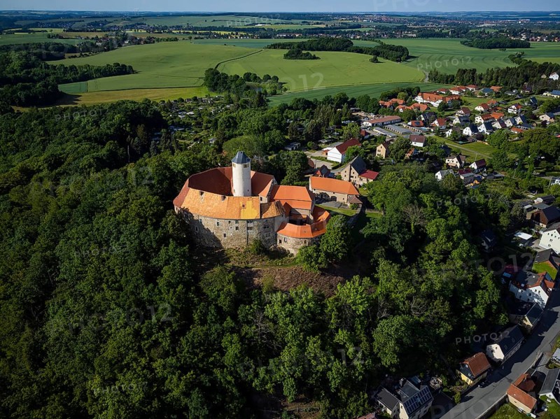 Schönfels Castle with the newly renovated keep (castle tower) . Schönfels Castle is a typical hilltop castle at 393 m above sea level in the Schönfels district of the municipality of Lichtentanne in the Saxon district of Zwickau. It was built on a spur of diabase rock in the 12th century as the centre of a medieval colonisation and feudal seat