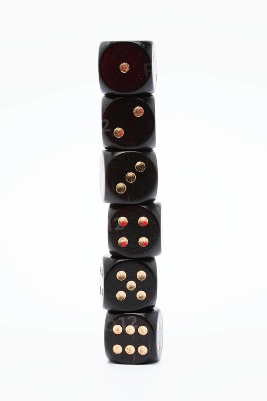 Symbol photo, stack of six black dice sorted by ascending value