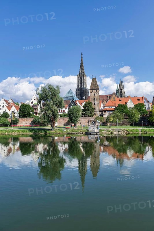 City view, Danube bank with historic old town, fishermens quarter, Metzgerturm and cathedral, Ulm, Baden-Württemberg, Germany, Europe