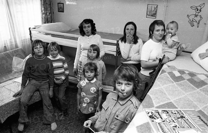 The residents of this homeless shelter in Düsseldorf, located directly on the motorway, here on 11.6.1974, are predominantly families with many children, Germany, Europe