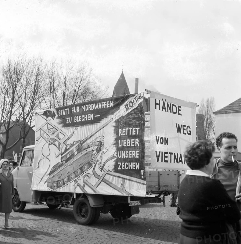 Crossed the industrial landscape of the Ruhr area and was marked by the active participation of the US icon Joan Baez. 1966, here in the Ruhr area from Duisburg to Dortmund on April 9, Ruhr area: The Easter March Ruhr 1966, Germany, crossed the industrial landscape of the Ruhr area and was marked by the active participation of the US icon Joan Baez. DEU, here in the Ruhr area from Duisburg to Dortmund on April 9, 1966, Ruhr area: The Easter March Ruhr 1966, Germany, DEU, Europe
