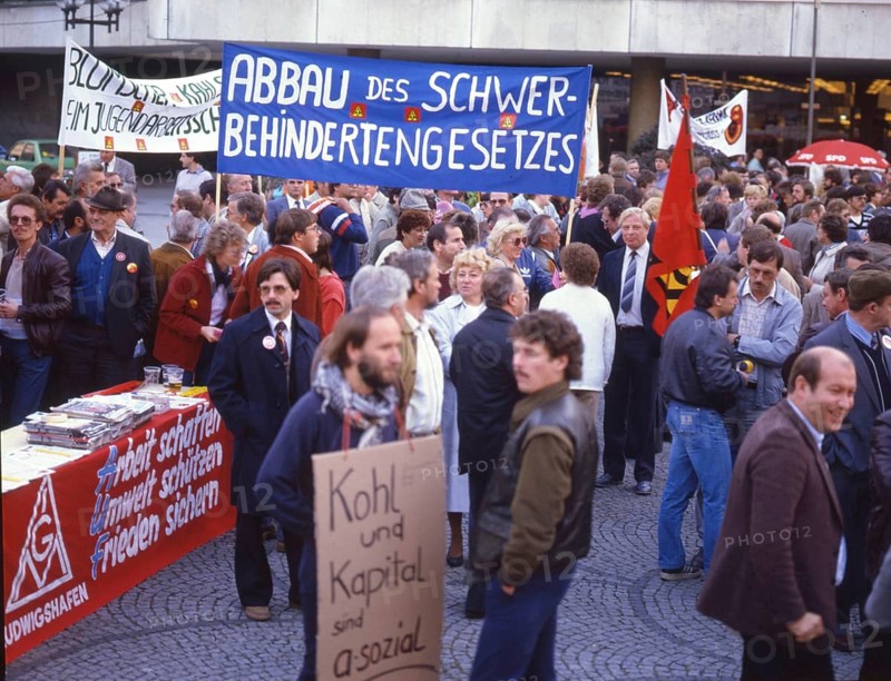 Siegen on 10. 10. 85, Luwigsahafen on 14. 85, Dortmund on 11. 12. 1985 and 19. 1985, The intention to change section 116 on the right to strike was met by the DGB and individual trade unions and numerous workers with numerous and varied protests in the Federal Republic. Siegen