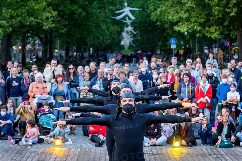 Due to the pandemic, the Schaubudensommer 2021 was moved to the more spacious main street in Dresden's new town. Here, international artists enchanted their audiences. CORPUS (CAN)