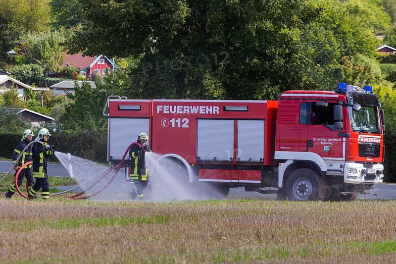 During controlled field fires, the firefighters were able to test various extinguishing methods, from the swatter to the jet pipe