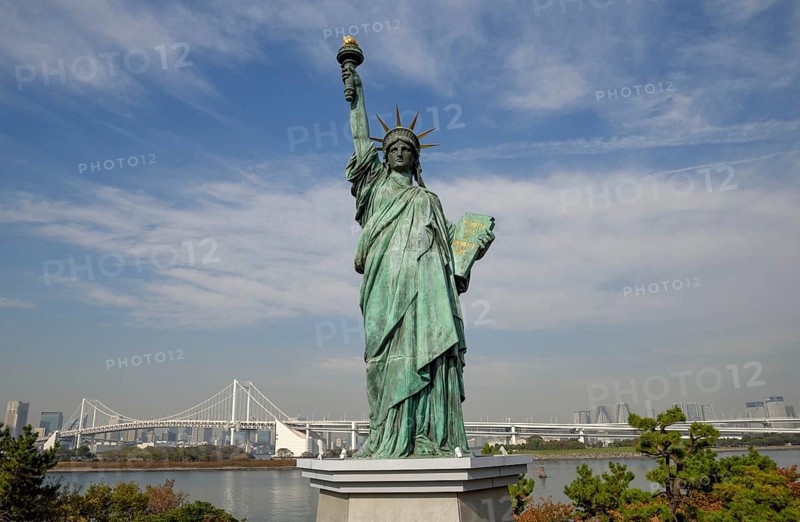 Replica of the Statue of Liberty, in the background the Rainbow Bridge, Odaiba Island, Tokyo, Japan, Asia