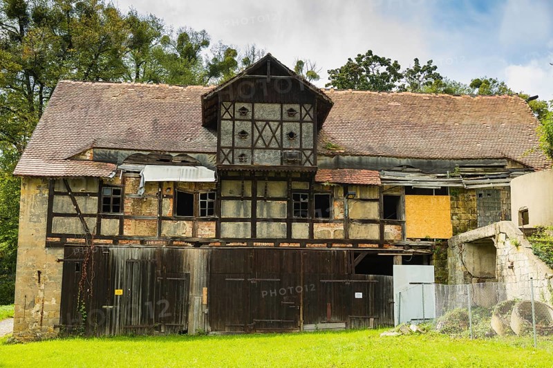 The Koenneritz barn, built in 1853, in ruinous condition after a fire in 2000. The former LPG pigsty, which served as a tool shed, was to be converted into a concert hall, a kind of cultural barn