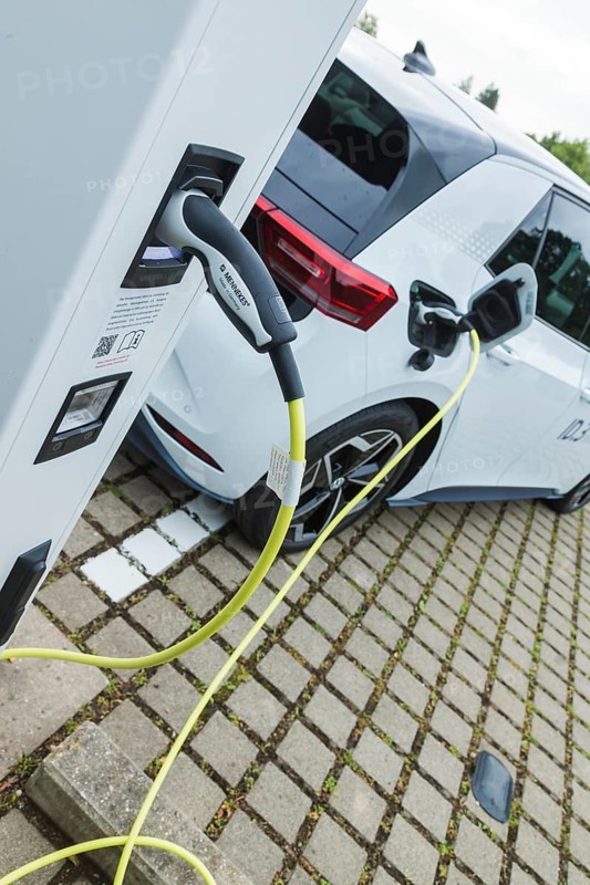 Volkswagen's Transparent Factory continues to expand its e-charging infrastructure. One of the largest charging parks in Saxony was opened in the customer and visitor car park. Golf ID3 at the new charging station