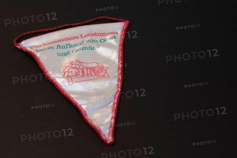Pennant with lettering, For special achievements in the purchase of fruit and vegetables, GDR, Curiosity, Germany, Europe