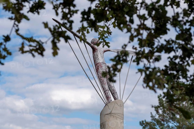 Sculpture Windharp at the jumping-off point of Otto Lilienthal's flight experiments on the Gollenberg, Stölln, Havelland, Brandenburg, Germany, Europe