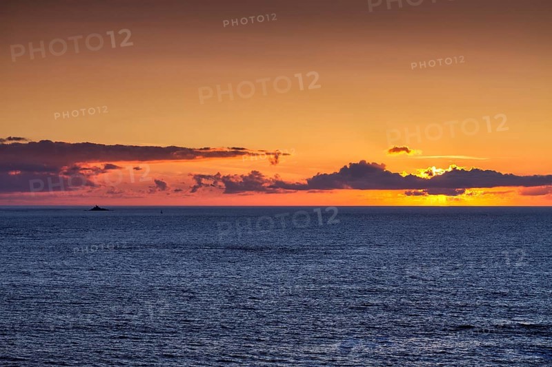 Sunset behind clouds on the Atlantic Ocean, Pointe du Van, Cap Sizun Peninsula, Département Finistère, Brittany, France, Europe