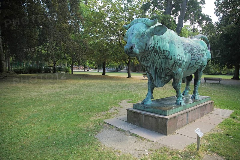 Sculpture The Riding Bull by Fritz Boehle 1910, Figure, Cow, Günthersburgpark, Bornheim, Main, Frankfurt, Hesse, Germany, Europe