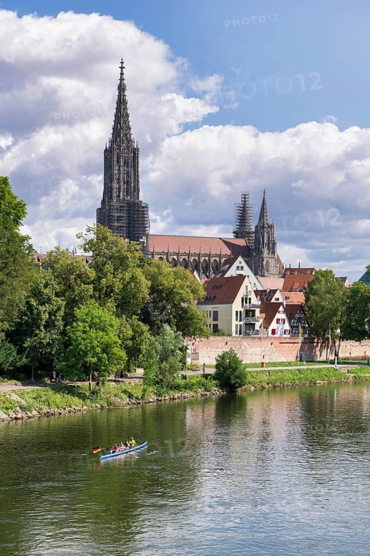 City view, Danube bank with historic old town, fishermen's quarter, cathedral, rowing boat, sports boat, Ulm, Baden-Württemberg, Germany, Europe
