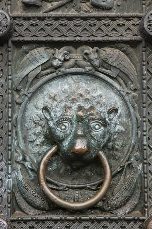 Door puller with lion head at the cathedral gate, St. Petri cathedral, old town, Bremen, door puller, lion head, Germany, Europe