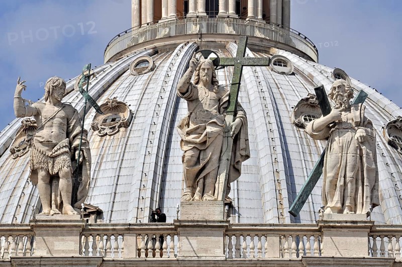 Monumental statues Apostle John the Baptist, Jesus Christ as the Risen Christ and St. Andrew, facade and dome St. Peter's Cathedral, St. Peter's Basilica, Piazza San Pietro, St. Peter's Square, Vatican, Italy, Europe