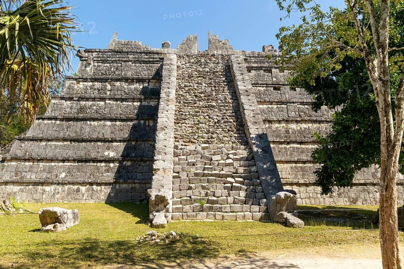 The Ossuary building, Tomb of the Great Priest, Chichen Itzá, Mayan ruins, Yucatan, Mexico, Central America