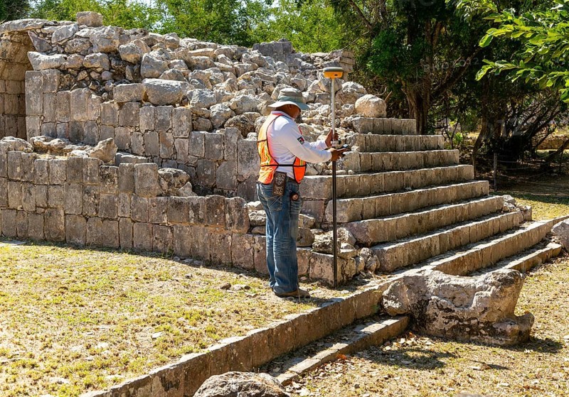 Surveyor at work, Temple of Panels, Templo de los Tableros Esculpidos, Chichen Itzá, Mayan ruins, Yucatan, Mexico, Central America