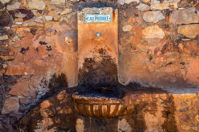 Fountain, drinking water, ochre trail, Le Sentier des Ocres, former ochre mining area, ochre rocks, Roussillon, Luberon, Vaucluse department, Provence-Alpes-Côte dAzur, France, Europe