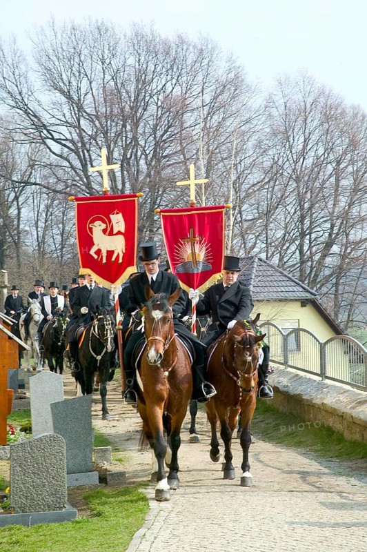 Every year at Easter there are about 5 processions in Lusatia, each with about 200 riders. The Catholic Church continues old Sorbian rites here. Thousands of spectators watch the impressive cavalcades