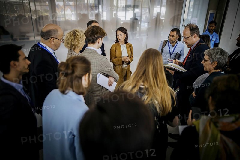 Annalena Baerbock (Buendnis 90 Die Gruenen), Bundesaussenministerin, Jennifer Lee Morgan, Staatssekretaerin und Sonderbeauftragte fuer internationale Klimapolitik im Auswaertigen Amt besprechen sich mit Vertretern der EU, im Rahmen der COP28 in Dubai, 10