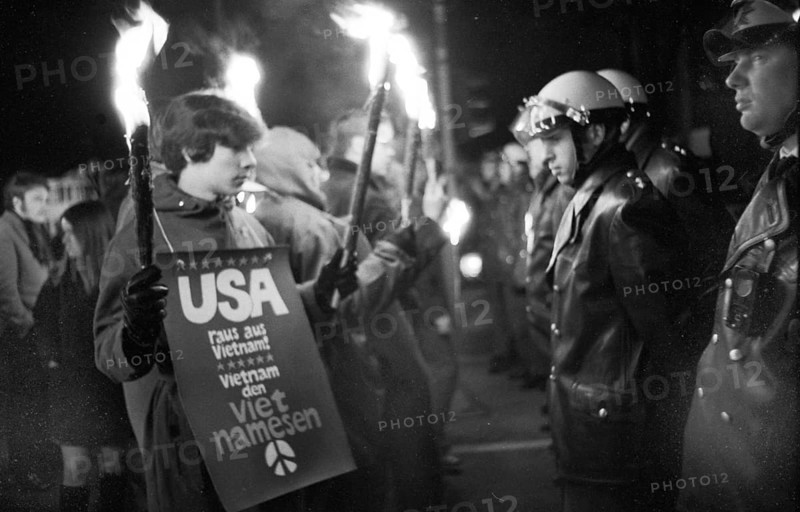 The warfare of the U. S. Army in the countries Vietnam, Cambodia and Laos met with increasing rejection in the German public in the 1960s, especially in the youth and student movement. Bonn 1968