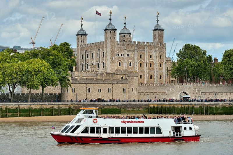 Sightseeing boat on the Thames in front of the Tower of London, London, England, United Kingdom, Europe