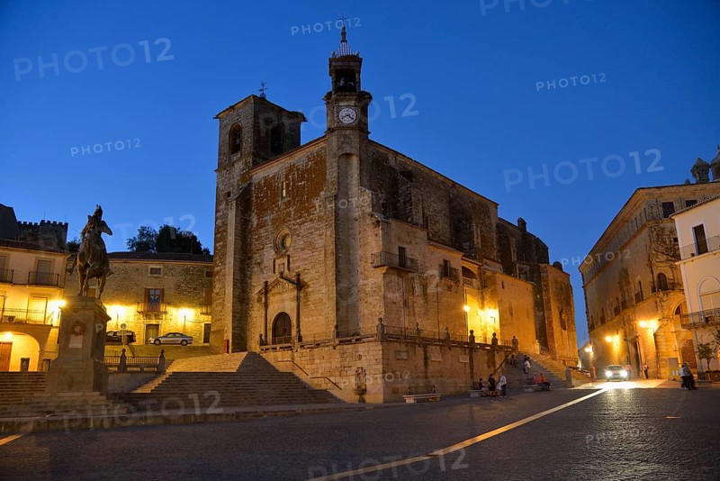 Equestrian statue of Francisco Pizarro in Plaza Mayor in front of the Iglesia de San Martín, Trujillo, Provinz Cáceres, Extremadura, Spain, Europe