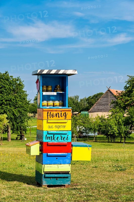 Honey stand, Hinrichsberg, Sietow municipality, Mecklenburg-Western Pomerania, Germany, Europe