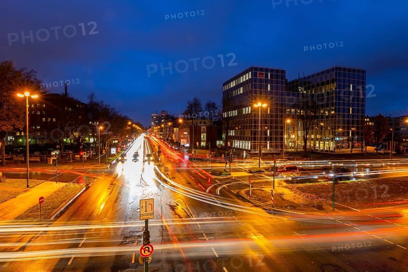 Bundesstrasse B224, Alfredstrasse, in Essen Rüttenscheid, evening rush hour traffic, this area would also be affected by a diesel driving ban, Essen, North Rhine-Westphalia, Germany, Europe