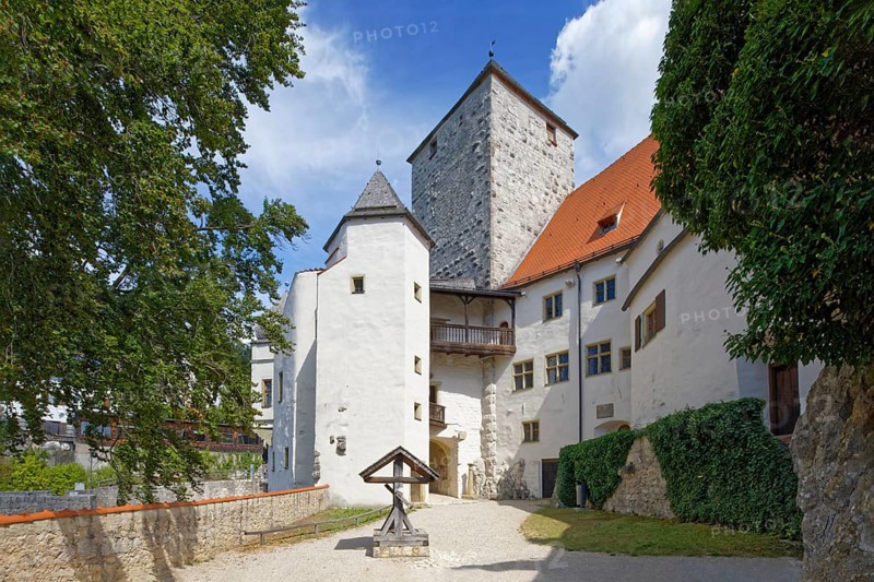 Prunn Castle, castle courtyard, hilltop castle, first mentioned in 1037, stands on the Main-Danube Canal, Schlossprunn, part of the town of Riedenburg, Altmühltal, Lower Bavaria, Bavaria, Germany, Europe