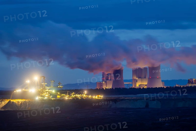 The Nochten open-cast mine (Upper Sorbian: Wochožanska jama) is an open-cast lignite mine in northern Upper Lusatia operated by Lausitz Energie Bergbau AG (LEAG) . Up to 18 million tonnes of lignite are mined annually in the Nochten opencast mine. Stacker in front of the silhouette of the Boxberg power plant