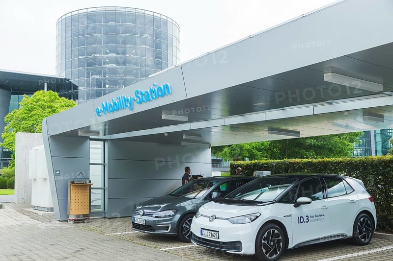 Volkswagen's Transparent Factory continues to expand its e-charging infrastructure. One of the largest charging parks in Saxony was opened in the customer and visitor car park