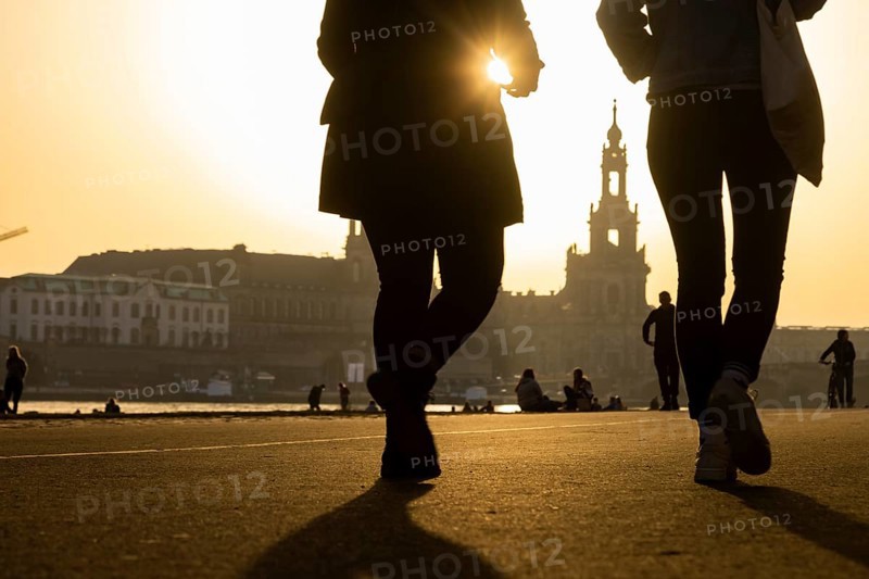 The spring-like temperatures attract many people to the open air, the Elbe meadows and the Elbe cycle path, despite Corona restrictions. The special weather situation colours the sky yellowish early and in the evening, due to Sahara dust flowing in