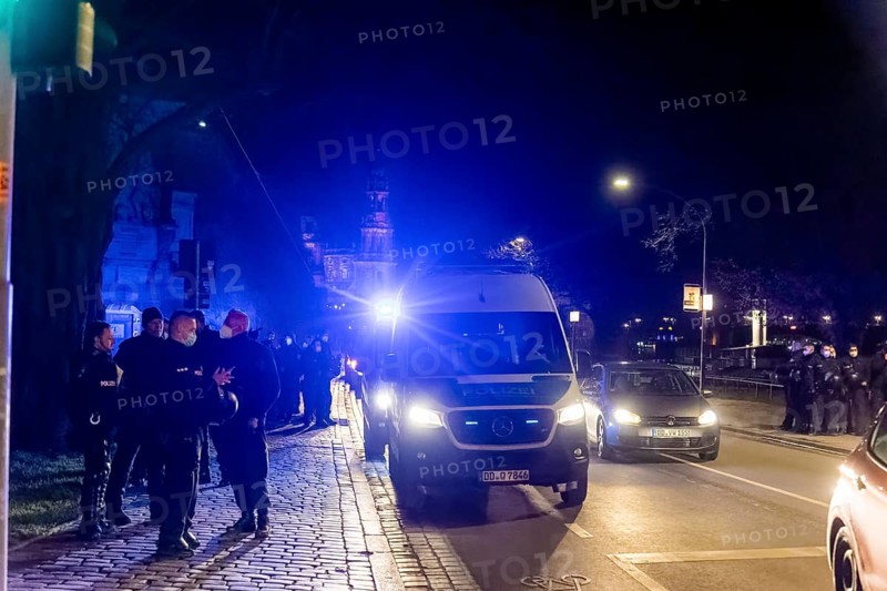 Corona deniers wanted to organise a demonstration in Dresden, which was banned by the city of Dresden. However, up to 500 people ignored this. Units of the Saxon riot police and Berlin police stopped them. A total of 780 police officers were deployed. Police forces from Berlin at the Terrassenufer