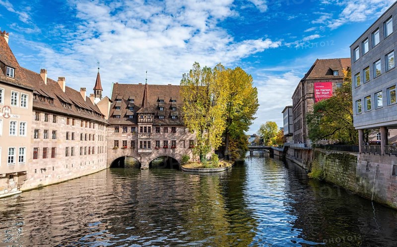 Heilig-Geist-Spital and river Pegnitz, in autumn, Old Town, Nuremberg, Middle Franconia, Bavaria, Germany, Europe