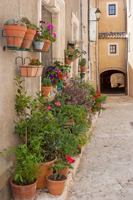 Alley in Saint-Saturnin-lès-Apt, Vaucluse department, Provence-Alpes-Côte d'Azur region, France, Europe