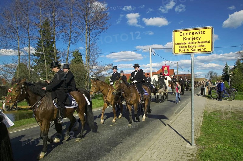 Every year at Easter there are about 5 processions in Lusatia, each with about 200 riders. The Catholic Church continues old Sorbian rites here. Thousands of spectators watch the impressive cavalcades