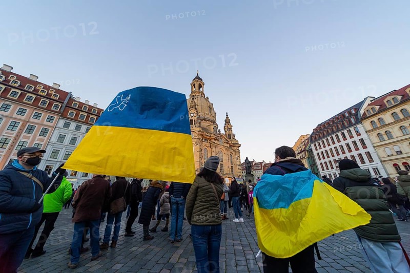 In Dresden, about 3, 000 people gathered on Neumarkt in front of the Church of Our Lady. On posters and banners they demanded, among other things, Stop the War and Freedom for Ukraine and expressed their solidarity with the people in Ukraine