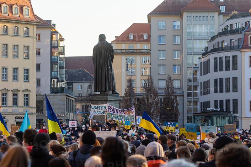 In Dresden, about 3, 000 people gathered on Neumarkt in front of the Church of Our Lady. On posters and banners they demanded, among other things, Stop the War and Freedom for Ukraine and expressed their solidarity with the people in Ukraine
