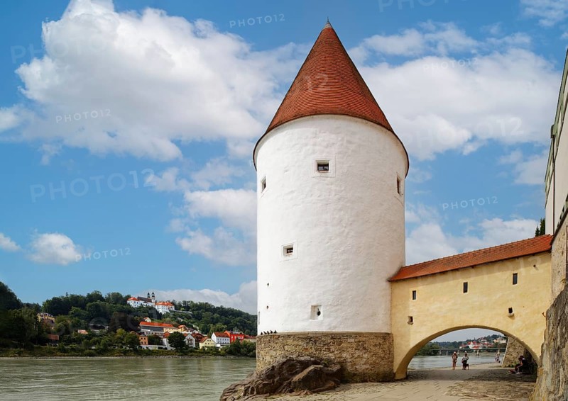 Schaiblingsturm, 13th century defence defence tower, city fortifications, river Inn, pilgrimage church Mariahilf on the left, Innkai promenade, city on the three rivers Passau, independent university city, administrative district of Lower Bavaria, Eastern Bavaria, Bavaria, Germany, Europe